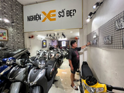 Xe máy xịn, biển số siêu đẹp giá “rớt không phanh”