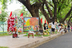 Bắt “trend” với xe hoa “chở mùa thu Hà Nội"