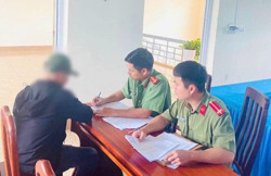 Công an huyện Ea H'leo xử phạt trường hợp “báo chốt” Cảnh sát giao thông đang làm nhiệm vụ