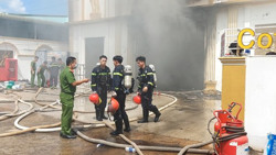 Nỗ lực chữa cháy quán Karaoke ở thị trấn Phước An