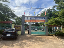 Chủ tịch huyện nói gì về việc giáo viên tiếng Anh duy nhất của 1 trường tiểu học bị điều chuyển?