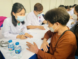 Vì sao chuyên gia tim mạch khuyên đi bộ 10.000 bước mỗi ngày?