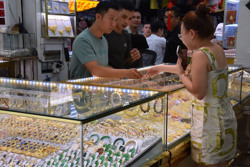 Bất thường thị trường vàng