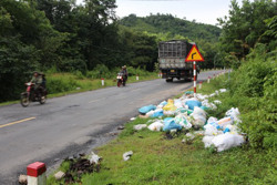 Tái diễn tình trạng vứt rác bừa bãi trên đèo Lắk