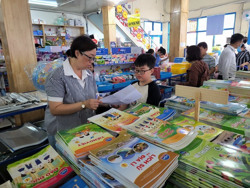 Bộ GD-ĐT biên soạn bộ sách giáo khoa: Liệu có độc quyền?