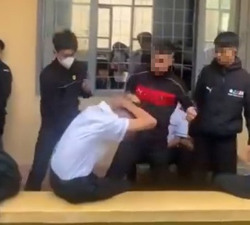 Nhóm học sinh đánh bạn tới tấp ngay trong trường