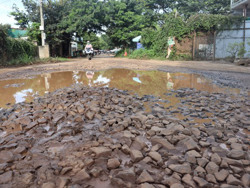 Đường giao thông thi công dở dang: Nguy cơ tai nạn chực chờ!