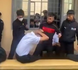 Sốc với lý do nhóm học sinh cấp 3 đánh bạn tới tấp trong trường