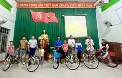 Huyện Krông Bông: 340 triệu đồng tặng quà thiếu nhi dịp Tết Trung thu