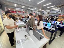 Những người mua iPhone 15 chính hãng đầu tiên nói gì sau nửa ngày trải nghiệm?