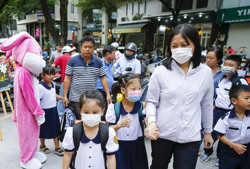 Nâng đãi ngộ, giảm áp lực cho giáo viên