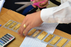 Giá vàng hôm nay 5-9: Đồng USD tăng giá, vàng sụt giảm