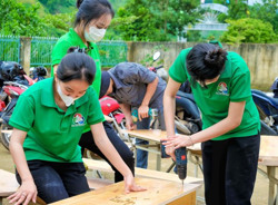 Gom góp yêu thương cho học sinh vùng khó