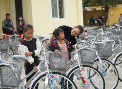 Xuân về với trẻ em nghèo vùng xa