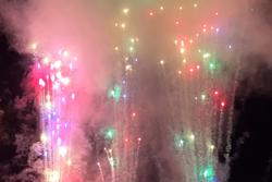 Tự bắn pháo hoa tại nhà có bị phạt không?