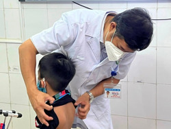 Giúp trẻ phòng ngừa cong vẹo cột sống