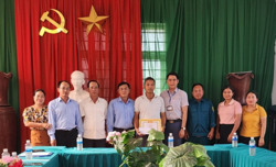 Tặng giấy khen cá nhân nhặt được 100 triệu đồng trả lại cho người bị mất