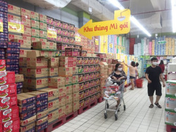 Hàng hóa dồi dào nhưng vắng người mua