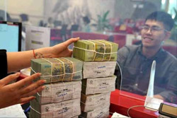 Lãi suất giảm sâu, ngân hàng vẫn hút tiền gửi