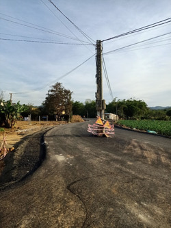 Cột điện "chơ vơ" giữa đường!