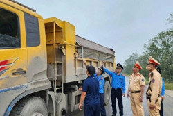 Tài xế xe khách chở người và hàng hóa vượt quá số lượng quy định có bị tước Giấy phép lái xe không?