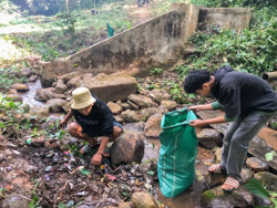 Chung tay dọn vệ sinh môi trường bến nước đầu nguồn