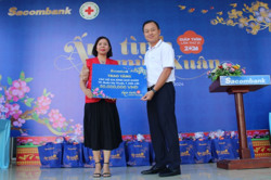 Sacombank tặng 100 suất quà cho người nghèo trên địa bàn TP. Buôn Ma Thuột