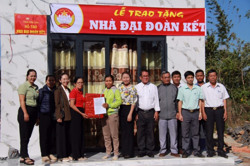 Thành phố Buôn Ma Thuột: Bàn giao nhà Đại đoàn kết cho 2 hộ nghèo xã Hòa Khánh