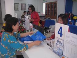 Cấm ngân hàng cho vay "ép" khách mua bảo hiểm