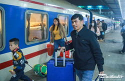 Đường sắt tăng thêm gần 9 chuyến tàu Tết đưa người dân về quê ăn Tết