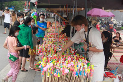 Nghèo nàn thị trường quà lưu niệm