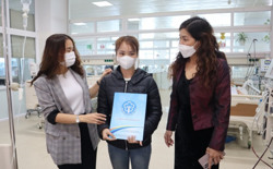 Trao 172 suất quà Tết cho bệnh nhân BHYT có hoàn cảnh khó khăn