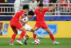 Vì sao bóng đá Việt gặp bất lợi khi thi đấu có VAR?