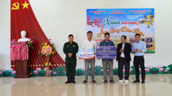 Đắk Lắk: Hơn 1.000 bánh chưng và 170 suất quà tặng nhân dân xã Ea Bung