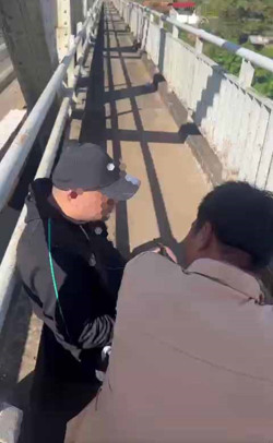 Cán bộ Phòng Cảnh sát giao thông kịp thời ngăn một thanh niên định nhảy cầu tự tử