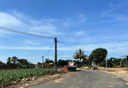 Cột điện “chơ vơ” giữa đường đã được di dời