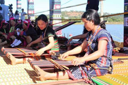 Bảo tồn nghề dệt thổ cẩm trong cơ chế thị trường