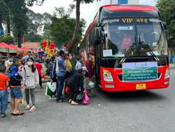 Vất vả và tốn kém, vì sao công nhân vẫn cố xoay xở để về quê đón Tết?