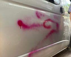 Xe đưa đón học sinh bị xịt sơn đỏ khi đang đậu trên vỉa hè