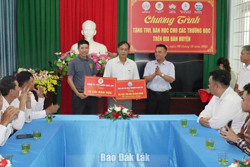 Huyện Cư Kuin: Trao tặng ti vi, bàn học cho các trường học trên địa bàn huyện