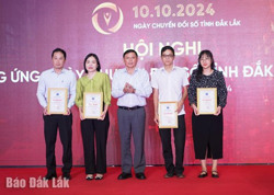 Trao giải Cuộc thi trắc nghiệm tìm hiểu về chuyển đổi số năm 2024