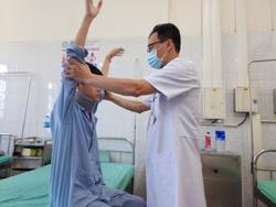 Thiếu niên liệt tứ chi sau khi chơi điện thoại nhiều giờ