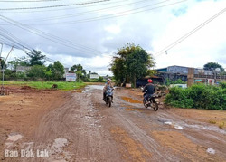 Xây dựng nông thôn mới ở huyện Krông Năng: “Vướng” tiêu chí giao thông và hộ nghèo