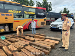 Phát hiện 2 xe khách vận chuyển gỗ lậu và pháo hoa nổ trái phép