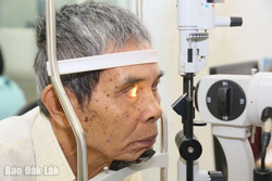 Thuốc lá làm tăng nguy cơ mắc các bệnh về mắt