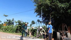 Trao công trình thắp sáng đường quê tại xã Ea H’leo