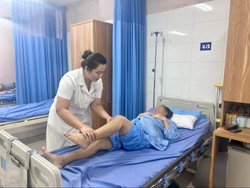 Tiền mất, tật mang do lạm dụng tiêm khớp gối