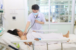 Một bệnh nhân suýt tử vong vì nhờ thầy lang trị rắn cắn với giá trên trời