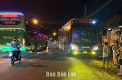 Đi bộ qua đường, người đàn ông bị xe khách tông tử vong