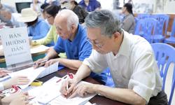 Mất phí chuyển tiền, người hưởng hưu ngại nhận lương hưu qua tài khoản